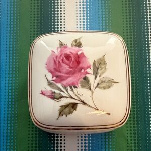 Happy Holidays Avon 1987. Porcelain Rose Musical Trinket Box - Pink Rose Design